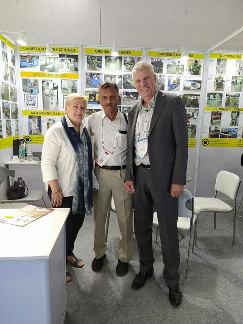 Nina und Reinhard Ortner (beide außen) beschäftigen sich mit dem Handel von gebrauchten und neuen Werkzeugmaschinen für die Metallbearbeitung - in Indien sind sie mehrmals im Jahr.  | Foto: Ortner