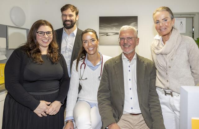 Frohe Gesichter (v.l.): Carina Gebhart (Ordinationsassistentin), Hellmut Lumpi (Hauseigentümer), Mirella Mainoni (Allgemeinmedizinerin), Eduard Mainoni (Vater) und Isabella Mainoni (Mutter und Ordinations-Organisatorin). | Foto: Mainoni / Andreas Kolarik