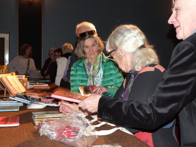 Zahlreich begeisterte LeserInnen freuten sich über eine signierte Ausgabe. 