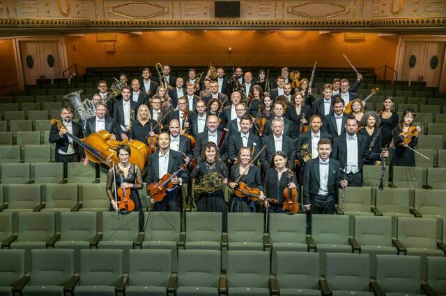 Das Kärntner Sinfonieorchester mit Dirigent Gábor Hontvári und David Edlinger, Schlagwerk, das erstmals bei den Musikwochen zu Gast ist, bestreitet das Eröffnungskonzert | Foto: KK