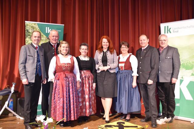 V.l.: LK-Präs. Josef Hechenberger, Bezirkskammerobmann Thomas Schweigl, Bezirksbäuerin Karoline Schapfl, Gebietsbäuerin Wipptal Hermine Jenewein, LR Cornelia Hagele, Landesbäuerin Helga Brunschmid, LHStv. Josef Geisler und NR Hermann Gahr | Foto: Kainz