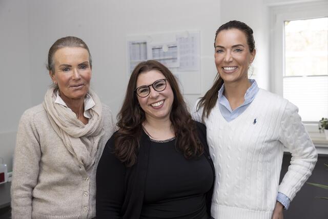 Das Praxis-Team (v.l.): Isabella Mainoni (Mutter der Ärztin), Carina Gebhart, Mirella Mainoni. | Foto: Mainoni / Andreas Kolarik