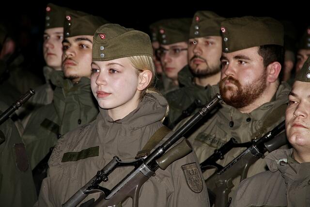 Immer noch ein "Hingucker": Soldatinnen in Uniform. | Foto: Friedrich Doppelmair