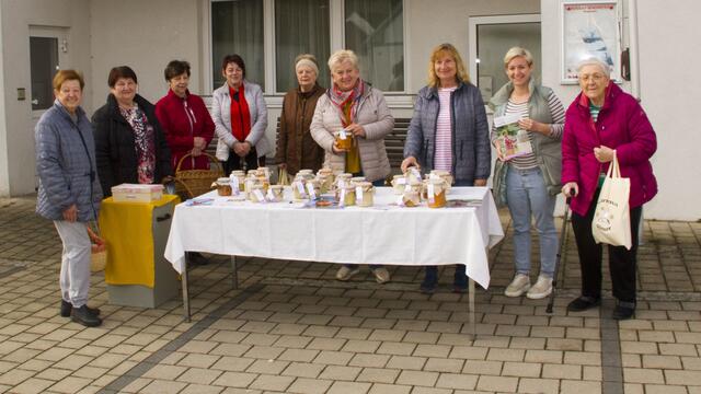 Waltraud Weschitz (4. von Rechts) verteilte gemeinsam mit Ingrid Schlögel die Fastensuppe in Altschlaining.