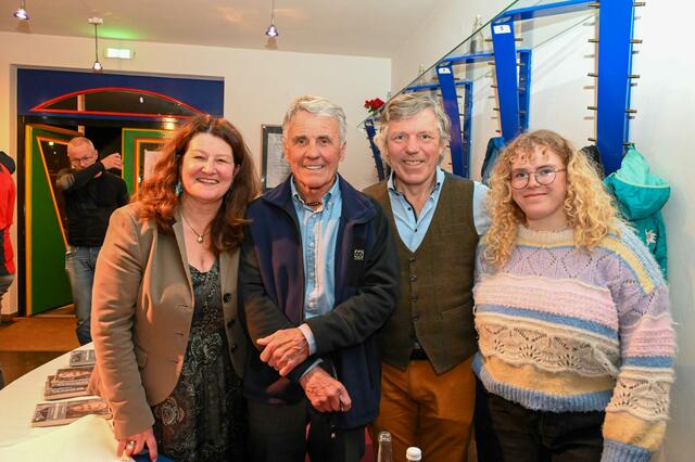 Zu Gast beim Alpenverein Deutschlandsberg: Vereinsvorsitzende Elke Predota (l.) und ihre Familie mit Gastredner Peter Habeler (2.v.l.) | Foto: clicksandshots.com
