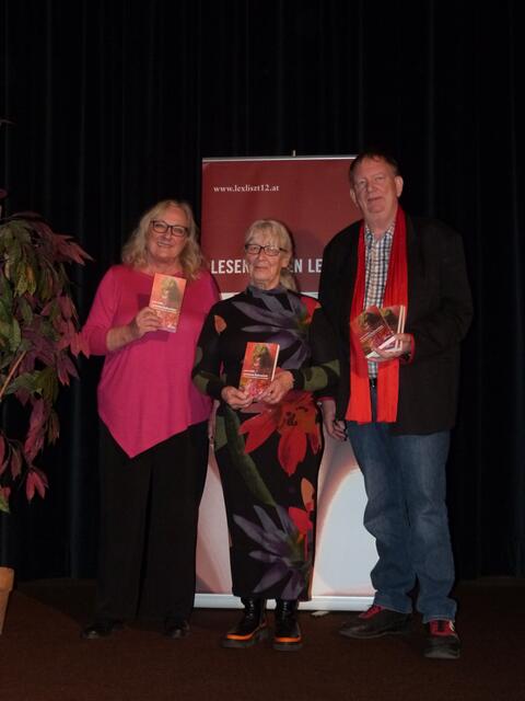 Jutta Treiber zog die Besucher in eine Welt aus Poesie und Kulinarik. Lektorin Eva Hillinger, Autorin Jutta Treiber und Verlagsleiter Horst Horvath