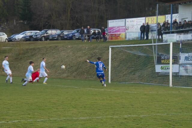 Hier entschied Schiri Kuzat auf Abseits..... | Foto: Peter Seper