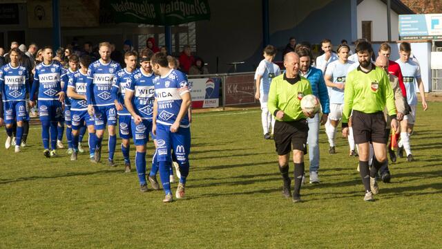 Schiri Kuzat und Assistent Dinic führten die Spitzenteams der 2. Liga Süd ASKÖ Korkisch Rotenturm und SV Eberau aufs Spielfeld. | Foto: Peter Seper