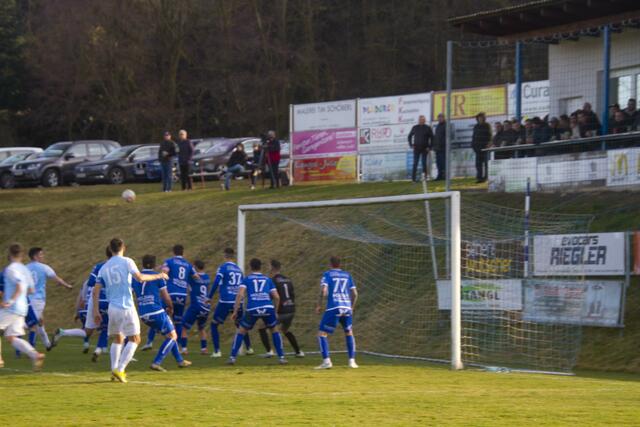 1:0 (45.) Tom Ochsenhofer zirkelt einen Eckball vors Tor - wo 8 Eberauer Spieler den Treffner nicht verhindern können. | Foto: Peter Seper