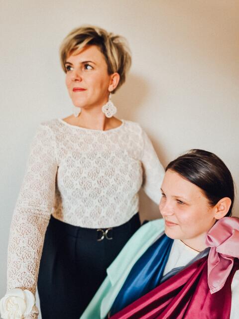 Mit Hilfe von verschiedenen Tüchern bestimmt Vivien Pichler den jeweiligen Farbtyp ihrer Kunden. | Foto: Privat