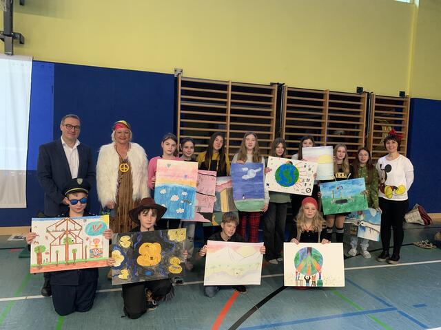 Mehr als 100 Schüler:innen der MMS 2 in Schwanenstadt präsentierten Entwürfe für den Plakatwettbewerb des Lions Club. v. l. Lions Präsident Günther Dorfinger, Direktorin Martina Decker, Schülerinnen und Schüler, Lehrerin Martin Hainbucher | Foto: Lions Club Schwanenstadt
