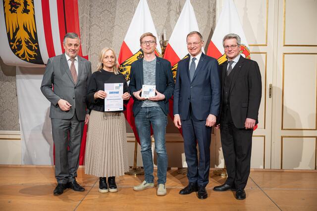 Bildungsdirektor Alfred Klampfer, Andrea Schedlberger, Alexander Starl, Präsident des Chorverbands Oberösterreich Harald Wurmsdobler (von links) | Foto: Land OÖ