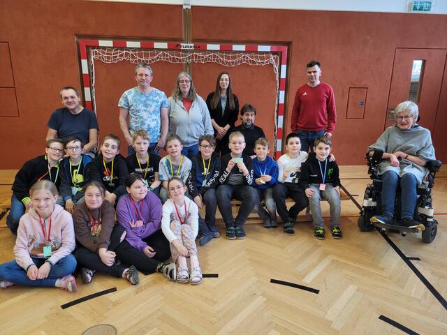 Kinder der 4a und Mitglieder der Selbsthilfegruppe ANDERS:
Silke Kropacek, Birgit Miksche, Carina Grimus, Josef Starkl, Alexander Grimus, Klaus Kröpfl, Yunusov Ruslan | Foto: VS Großdietmanns