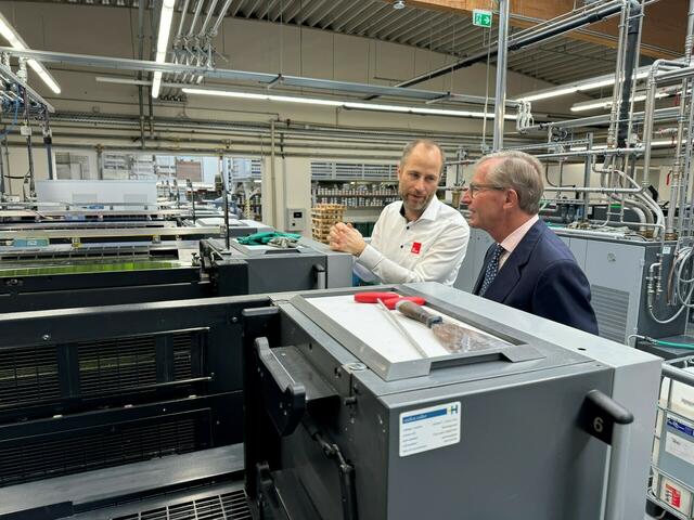 Geschäftsführer Robert Watzal (links) mit Landeshauptmann Wilfried Haslauer in der Produktion in Wals.  | Foto: die offset