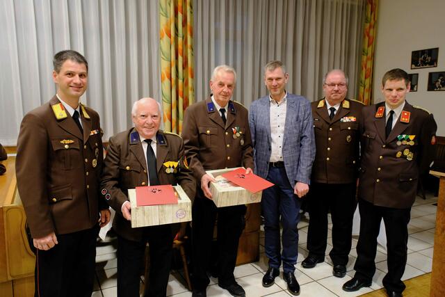 (v.l.n.r.) E-AW Josef Bichlbauer und E-AW Franz Desch wurde die Medaille für 60-jährige Mitgliedschaft überreicht.