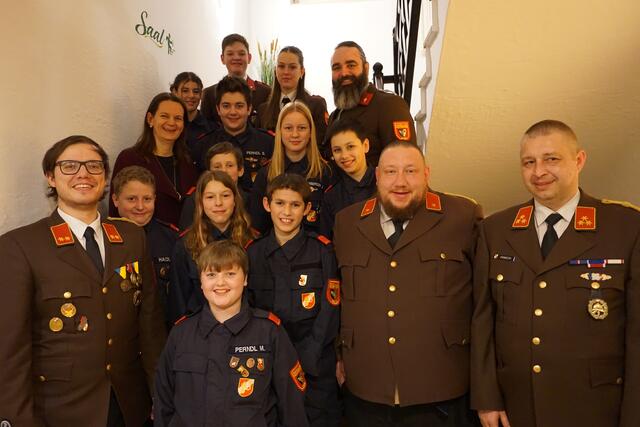 Foto: Beförderungen Aktivmannschaft inkl. BGM Suchan-Mayr und UA-Kommandant Hauptbrandinspektor (HBI) Rene Panisch
 | Foto: FF Rems