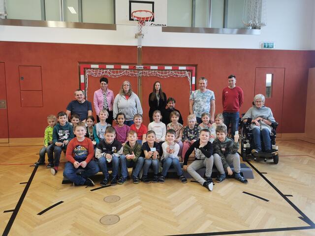 Kinder der zweiten Klassen und Mitglieder der Selbsthilfegruppe ANDERS:
Silke Kropacek, Birgit Miksche, Carina Grimus, Josef Starkl, Alexander Grimus, Klaus Kröpfl, Yunusov Ruslan | Foto: VS Großdietmanns