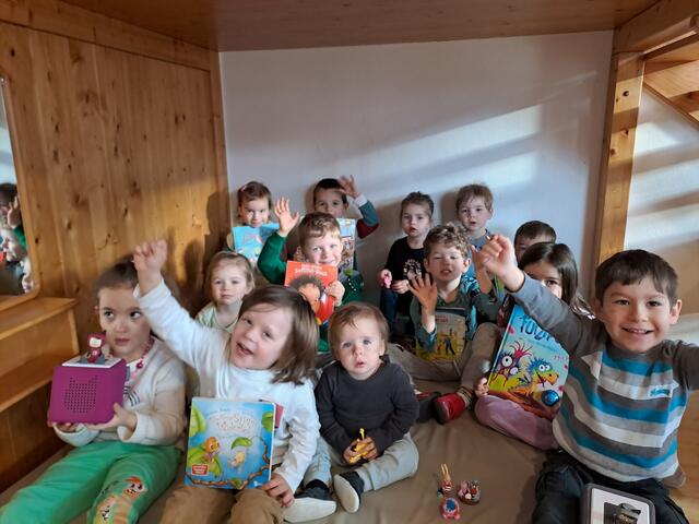Die Kinder des Pfarrkindergartens Bischofshofen freuen sich sehr über die vielen neuen Bücher und Hörspiele. | Foto: Pfarrkindergarten Bischofshofen