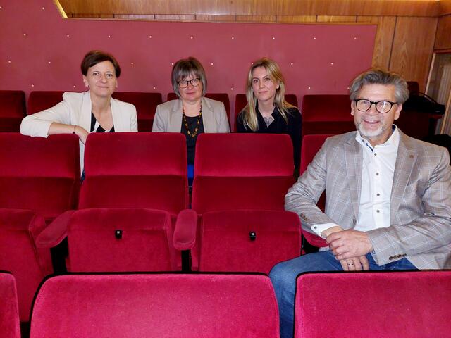 SPÖ Frauentag im Stadtkino Grein. Sabine Schatz, Sieglinde Luger, Victoria Reisinger mit dem Dimbacher Bürgermeister Manfred Fenster.  | Foto: privat