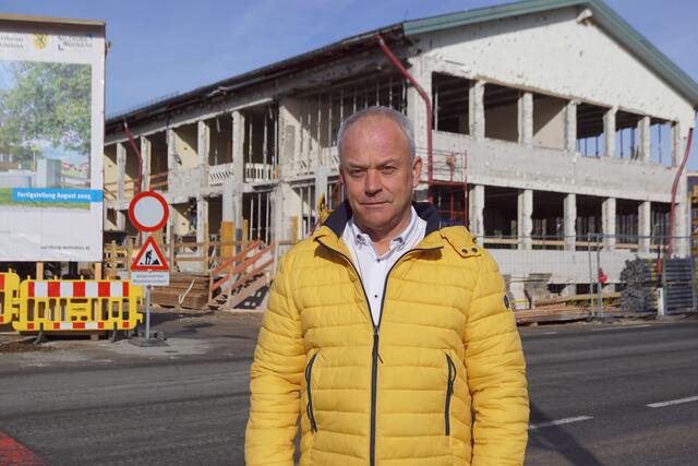 Bürgermeister Wolfgang Auer vor dem entkernten VS-Gebäude.