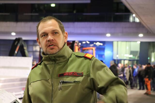 Christian Mayer unterstreicht die zahlreichen Möglichkeiten durch das neue Fahrzeug. | Foto: Celina Leitner