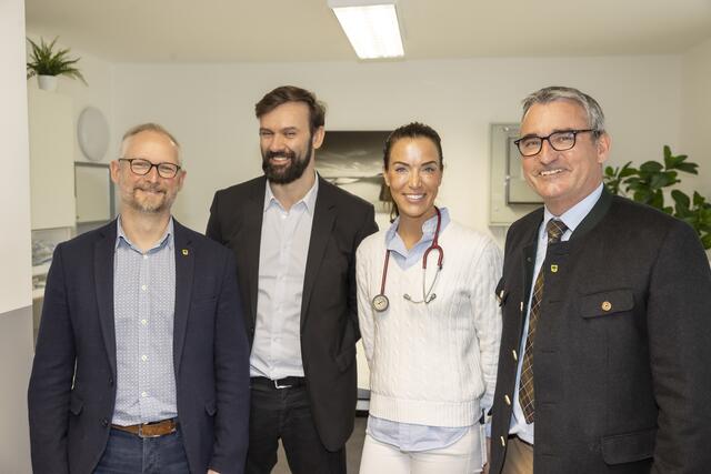 Geschafft (v.l.): Bürgermeister-Stellvertreter Christian Haslauer, Immobilienunternehmer Hellmut Lumpi, Ärztin Mirella Mainoni mit Bürgermeister Hans-Jörg Haslauer. | Foto: Mainoni / Andreas Kolarik