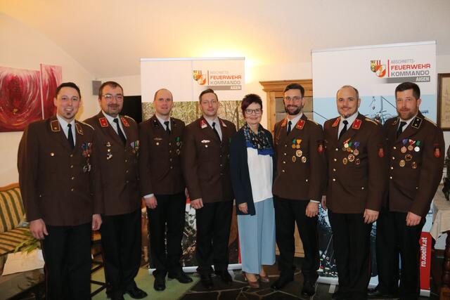 Das neue Kommando: Patrick Zimmermann, Gerald Seieringer, Benjamin Katzlinger, Lukas Holnsteiner, Bürgermeisterin Elisabeth Höfler, Christian Zimmermann, Walter Sigl und Florian Bauer (v. l.). | Foto: FF Aigen