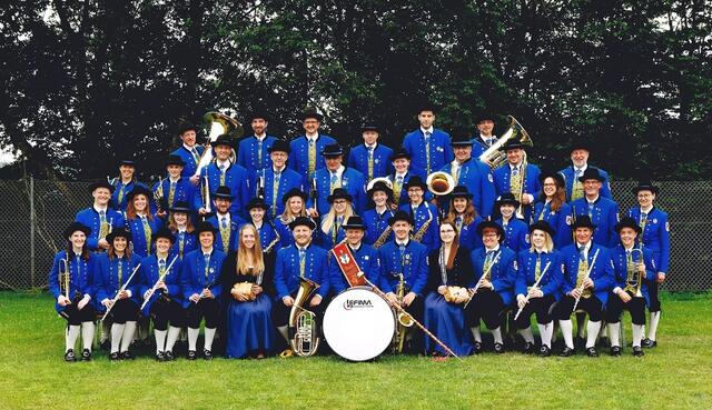 Die Musikkapelle Hartkirchen hat eine traditionelle, blaue Tracht. | Foto: Musikkapelle Hartkirchen