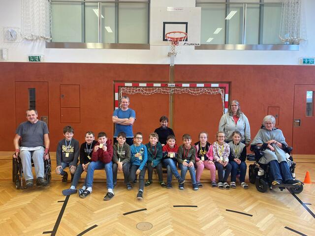 Kinder der 4b und Mitglieder der Selbsthilfegruppe ANDERS:
Silke Kropacek, Birgit Miksche, Carina Grimus, Josef Starkl, Alexander Grimus, Klaus Kröpfl, Yunusov Ruslan | Foto: VS Großdietmanns