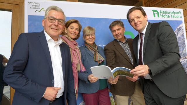 Ratsvorsitzender, LR Josef Schwaiger (Salzburg), Valerie Zacherl-Draxler (BMK), Nationalpark-Direktorin von Kärnten in Vertretung von LR Sara Schaar, Direktor Robert Lindner, Haus der Natur und LR René Zumtobel (vl.) | Foto: NPHT/Mattersberger