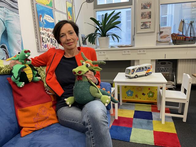 Kinder- und Jugendanwältin Andrea Holz-Dahrenstaedt fordert eine Schulreform, die den zeitgemäßen Anforderungen entspricht. Im Bild mit den Maskottchen der Kija, den beiden kleinen Drachen. | Foto: Lisa Gold