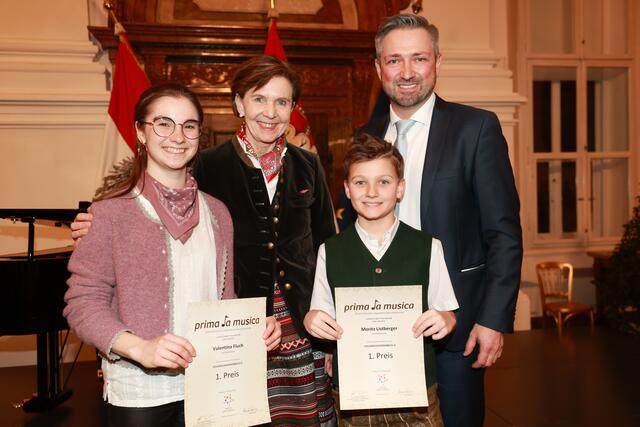 Landtagspräsidentin Brigitta Pallauf und neuer musikum-Direktor Thomas Aichhorn mit den "prima la musica"-Preisträgern Valentina Fluch und Moritz Listberger. | Foto: Land Salzburg/Franz Neumayr