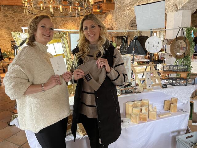 Adrianna mit tollem Schmuck und Nina mit Hauben, Stirnbändern und Taschen. | Foto: RegionalMedien Salzburg