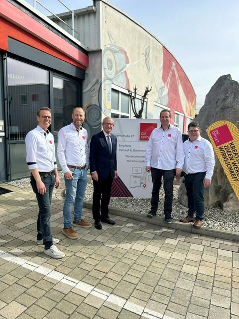 Von links: René Kirchlechner (Technischer Leiter), Robert Watzal (Geschäftsführer), LH Wilfried Haslauer, Christian Watzal (Geschäftsführer) und Christoph Hofer (Kaufmännischer Leiter). | Foto: die offset