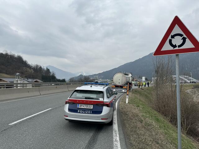 Im Einsatz standen die Feuerwehren Kirchbichl und Kastengstatt, die Polizei sowie der Rettungsdienst. | Foto: ZOOM.Tirol