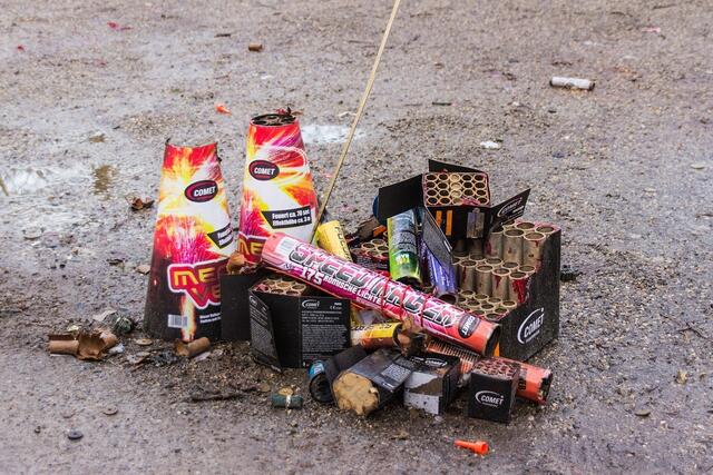 Ein 17-jähriger Flachgauer und ein 19-Jähriger aus der Stadt Salzburg werden beschuldigt, einen Betrug begangen zu haben. Sie sollen auf einer Kommunikationsplattform pyrotechnische Gegenstände zum Verkauf angeboten haben. (Symbolbilde) | Foto: pixabay.com