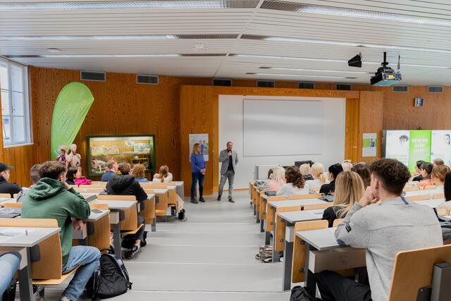 Sechs Pflegeassistentinnen haben sich zur einjährigen Weiterqualifikation zur Pflegefach-Assistenz (PFA) entschieden. Damit beginnen im März 107 Personen an der SALK-Pflegeschule ihre Ausbildung. | Foto: SALK/Bernhofer