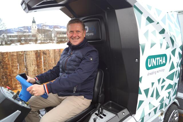 Bürgermeister Thomas Freylinger hat das Lenkrad fest im Griff.