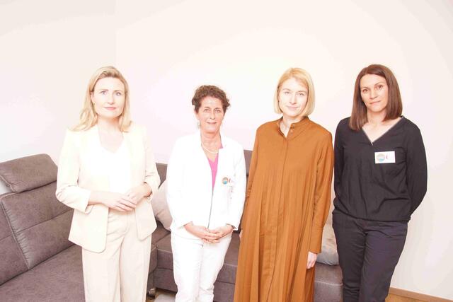 Frauenministerin Susanne Raab, Frauennetzwerk-Geschäftsführerin Jutta Müller, Landeshauptfrau-Stellvertreterin und Frauenreferentin Christine Haberlander und Geschäftsleitungs-Assistentin Martina Wallner beim Rundgang durch die neueröffnete Frauenübergangswohnung. | Foto: Helmut Eder