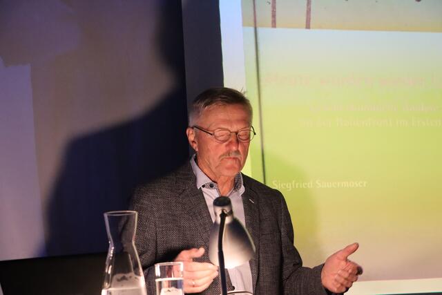 Siegfried Sauermoser präsentierte mit seinem Buch ein beeindruckendes Zeitdokument. | Foto: Seelos