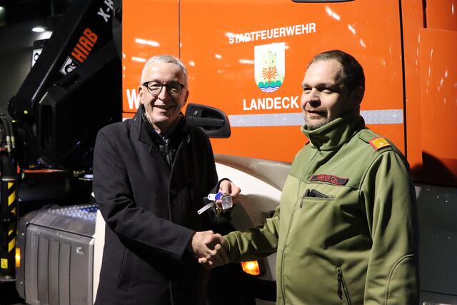 Landecker Bürgermeister Herbert Mayer und Abschnittskommandant Christian Mayer freuen sich über das neue Fahrzeug. | Foto: Celina Leitner