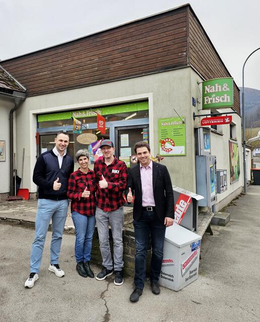 Freuen sich riesig über den gemeinsamen Erfolg: Nah &amp; Frisch Vertriebsleiter Marco Seitinger, Rainer Neubacher mit Partnerin Gudrun Oberleitner und Bürgermeister Manuel Aichberger  | Foto: Stadt Lilienfeld