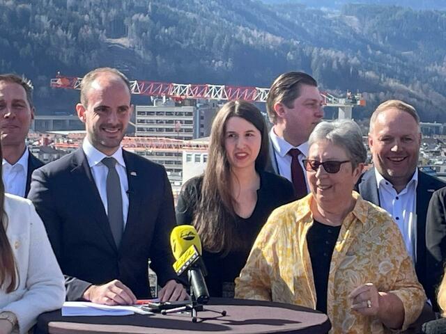 Florian Tursky mit Helena Töchterle und Klara Neurauter  | Foto: BezirksBlätter