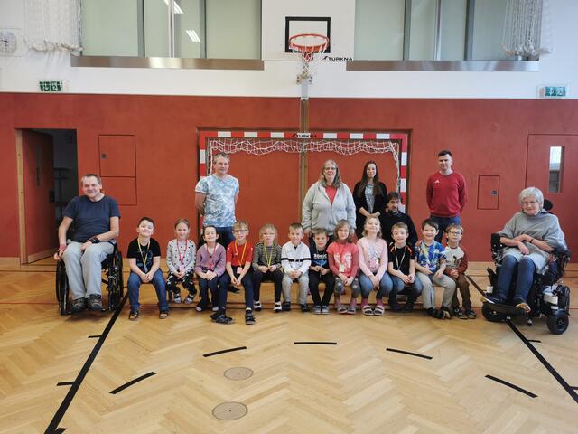 Kinder der 1a und Mitglieder der Selbsthilfegruppe ANDERS:
Silke Kropacek, Birgit Miksche, Carina Grimus, Josef Starkl, Alexander Grimus, Klaus Kröpfl, Yunusov Ruslan | Foto: VS Großdietmanns