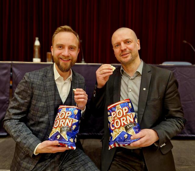 "Eigentlich könnten wir uns ja mit einem Sackerl Popcorn zurücklehnen und den anderen Parteien zuschauen, wie sie sich wechselseitig schlechtreden": Stadträte Martin Oberndorfer (ÖVP) und Thomas Rammerstorfer (Grüne) über den blau-roten Dauerzwist in Wels. | Foto: Grüne/ÖVP