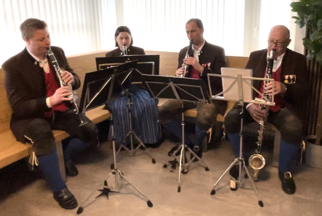 Für den musikalisch Rahmen sorgten Dominik, Ingrid, Anton und Florian der Trachtenmusikkapelle TMK Oberalm, die mit dem "Blondinen-Walzer" von Pixner, gleich für eine gute Stimmung sorgten. | Foto: Martin Schöndorfer, 2024