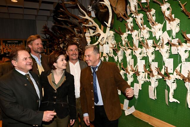 Rudolf Rosenstatter (Waldbesitzerverband Salzburg), Landesjägermeister Maximilian Mayr Melnhof, Landeshauptmann-Stellvertreterin Marlene Svazek, Landesrat Martin Zauner und Bgm. Wolfgang Wagner (Köstendorf) | Foto: Land Salzburg / Franz Neumayr