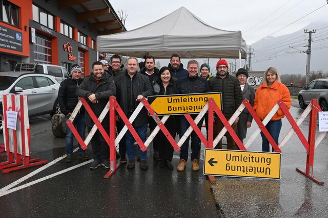 Die Gemeindevertretungen von Kuchl und Golling bei einer gemeinsamen Straßenaktion im Brennhoflehen (Kellau).  | Foto: Martin Schöndorfer, 2024