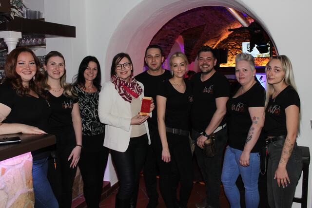 Bürgermeisterin Elke Florian und Karoline Straner vom Stadtmarketing Judenburg gratulierten zur Neueröffnung.