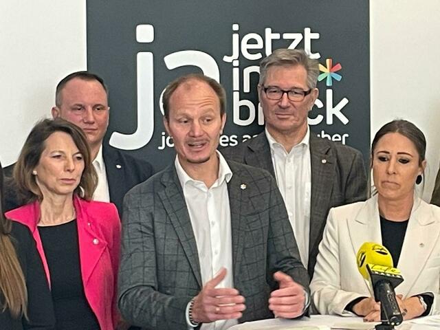 "Unsere Liste vereint Expertinnen und Experten der wichtigsten Bereiche mit dem nötigen Sachverstand", erklärt Johannes Anzengruber bei einer Pressekonferenz. | Foto: BezirksBlätter